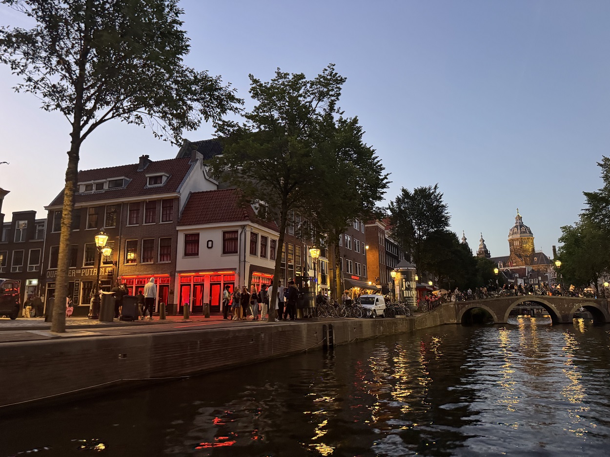 Wieczorne rejsy kanałami w Amsterdamie